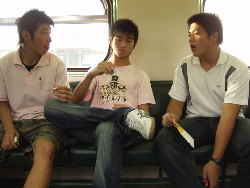 台灣鐵路旅遊攝影電車-區間車交談的旅客2007攝影照片423