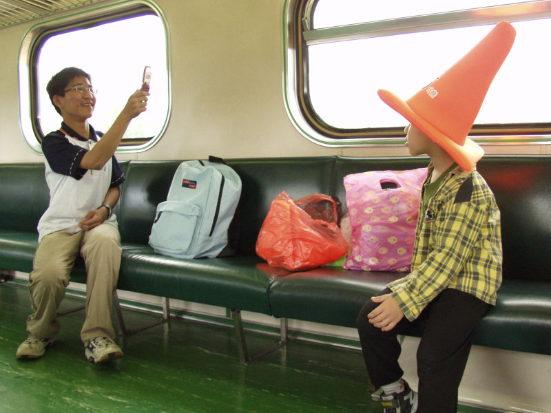 台灣鐵路旅遊攝影電車-區間車交談的旅客2007攝影照片432