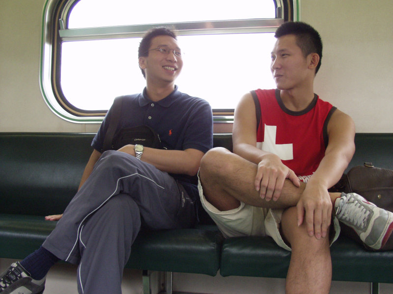 台灣鐵路旅遊攝影電車-區間車交談的旅客2007攝影照片442
