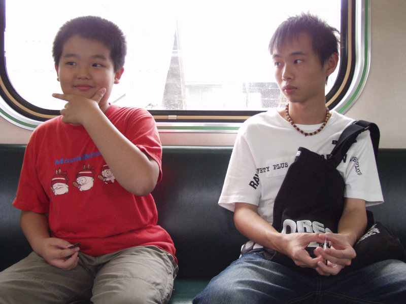 台灣鐵路旅遊攝影電車-區間車交談的旅客2007攝影照片450