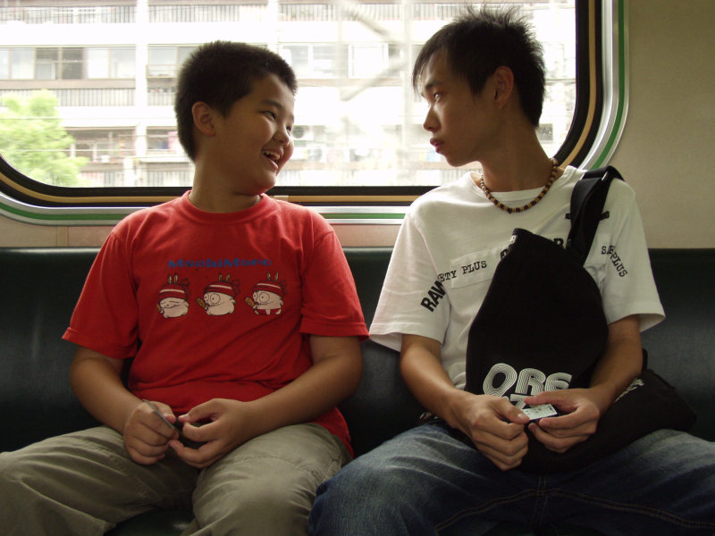 台灣鐵路旅遊攝影電車-區間車交談的旅客2007攝影照片451