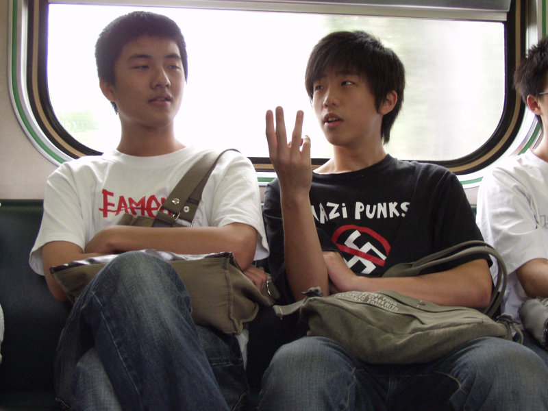 台灣鐵路旅遊攝影電車-區間車交談的旅客2007攝影照片452