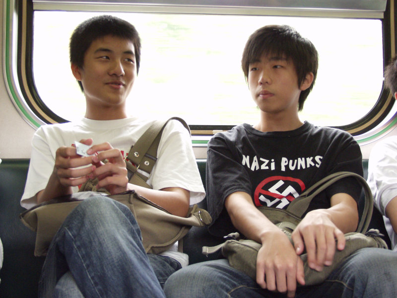 台灣鐵路旅遊攝影電車-區間車交談的旅客2007攝影照片455