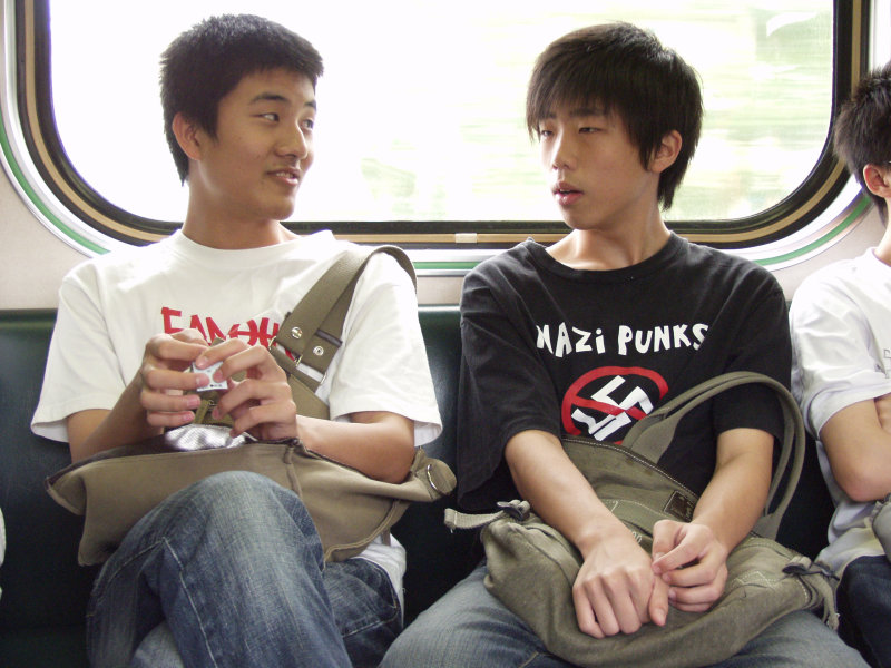 台灣鐵路旅遊攝影電車-區間車交談的旅客2007攝影照片460