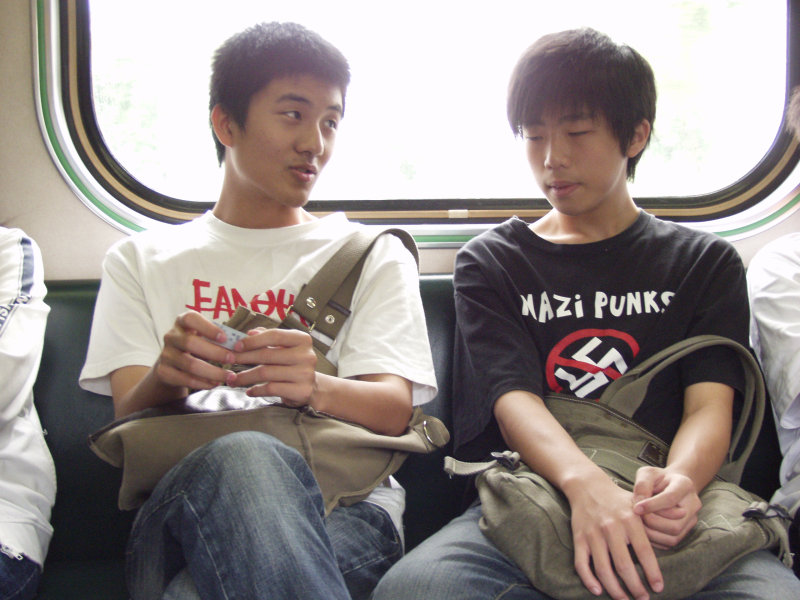 台灣鐵路旅遊攝影電車-區間車交談的旅客2007攝影照片461