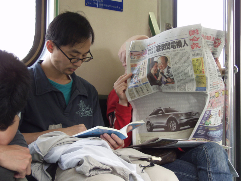台灣鐵路旅遊攝影電車-區間車交談的旅客2007攝影照片463