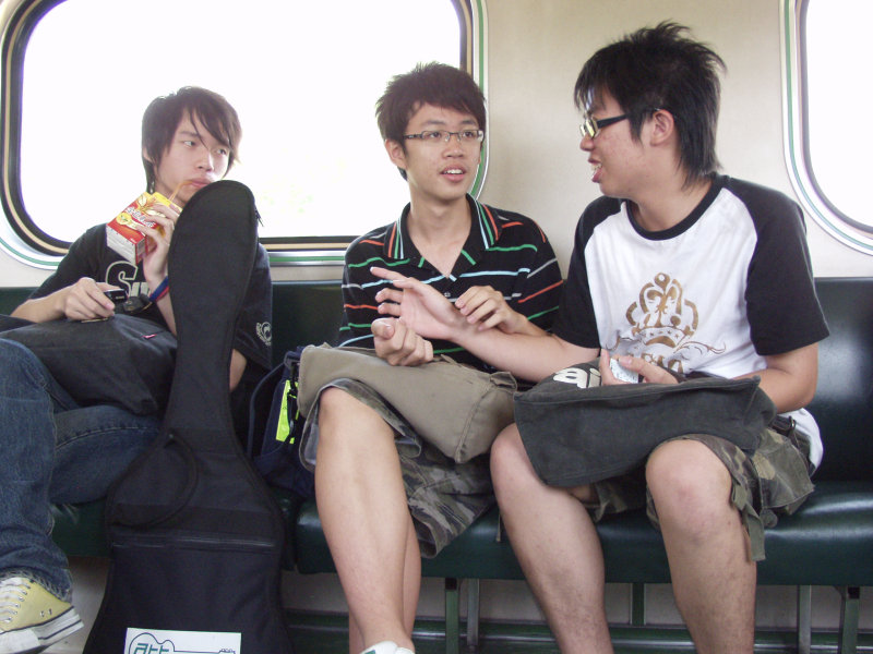 台灣鐵路旅遊攝影電車-區間車交談的旅客2007攝影照片468
