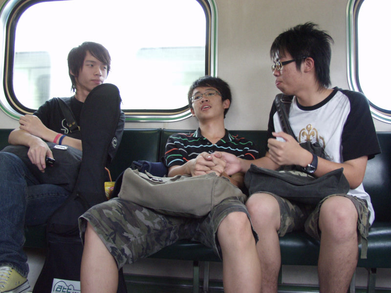台灣鐵路旅遊攝影電車-區間車交談的旅客2007攝影照片472