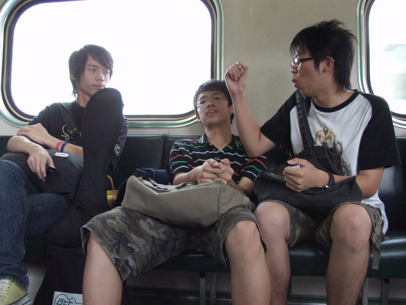 台灣鐵路旅遊攝影電車-區間車交談的旅客2007攝影照片473
