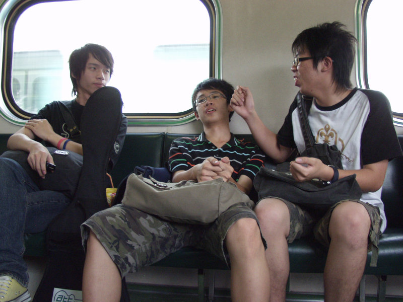 台灣鐵路旅遊攝影電車-區間車交談的旅客2007攝影照片474