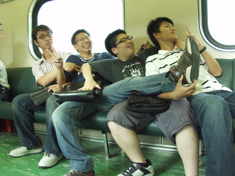台灣鐵路旅遊攝影電車-區間車交談的旅客2007攝影照片476