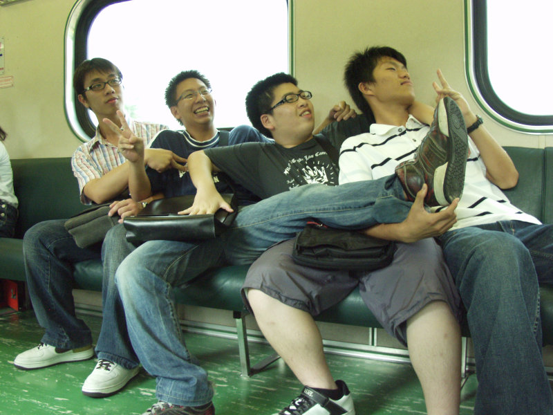 台灣鐵路旅遊攝影電車-區間車交談的旅客2007攝影照片477