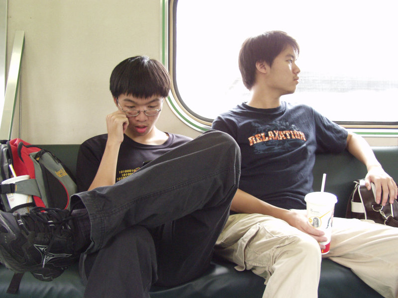 台灣鐵路旅遊攝影電車-區間車交談的旅客2007攝影照片481