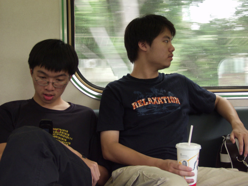 台灣鐵路旅遊攝影電車-區間車交談的旅客2007攝影照片482