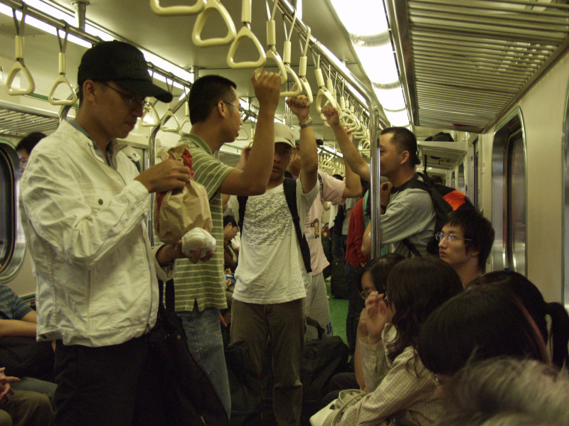 台灣鐵路旅遊攝影電車-區間車交談的旅客2007攝影照片495