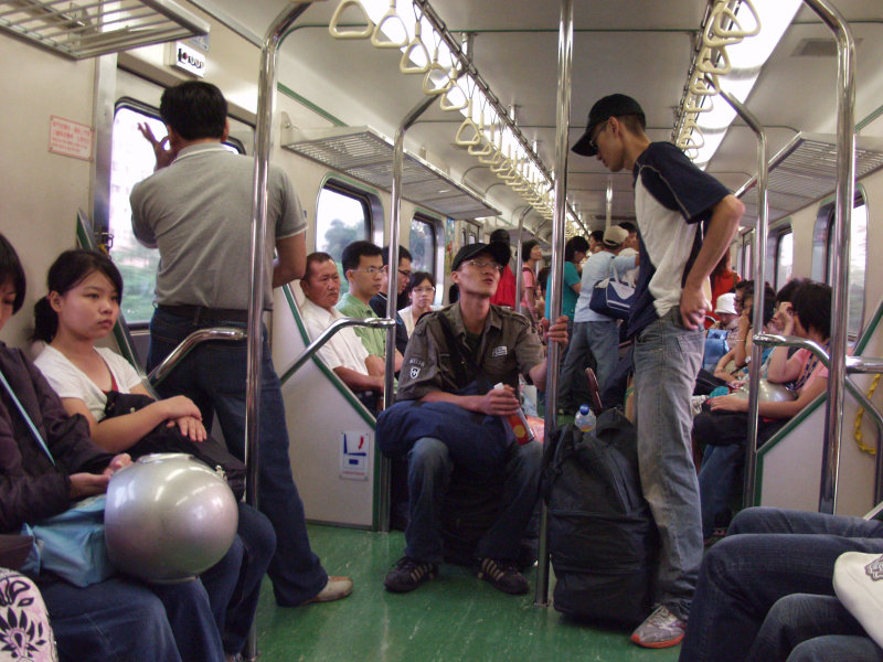 台灣鐵路旅遊攝影電車-區間車交談的旅客2007攝影照片496