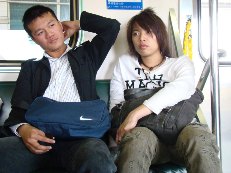 台灣鐵路旅遊攝影電車-區間車交談的旅客2008攝影照片28