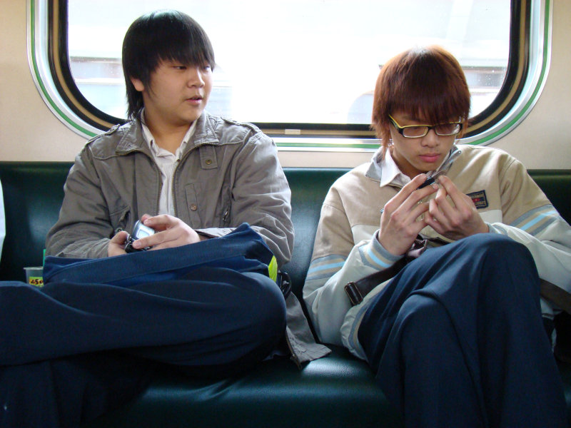 台灣鐵路旅遊攝影電車-區間車交談的旅客2008攝影照片30
