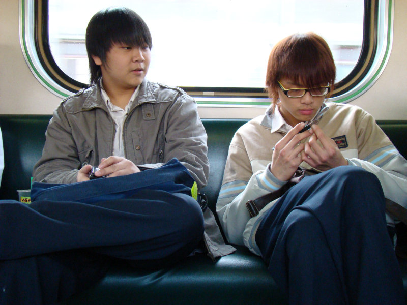 台灣鐵路旅遊攝影電車-區間車交談的旅客2008攝影照片31