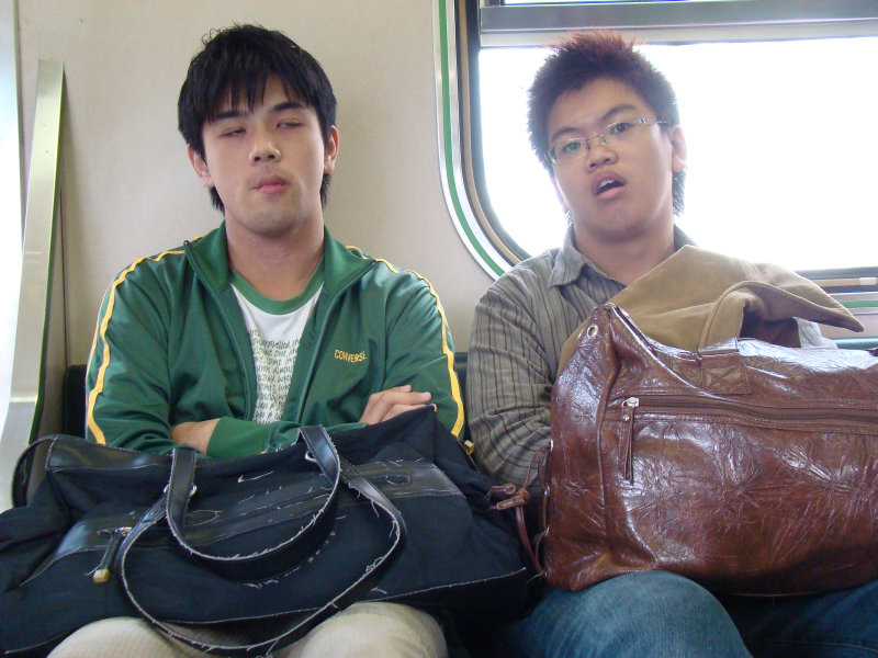 台灣鐵路旅遊攝影電車-區間車交談的旅客2008攝影照片59
