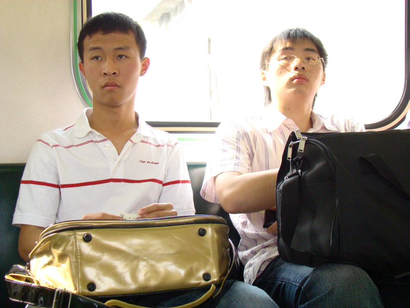 台灣鐵路旅遊攝影電車-區間車交談的旅客2008攝影照片65