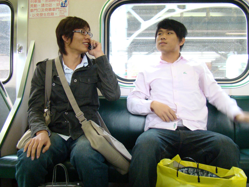 台灣鐵路旅遊攝影電車-區間車交談的旅客2008攝影照片76