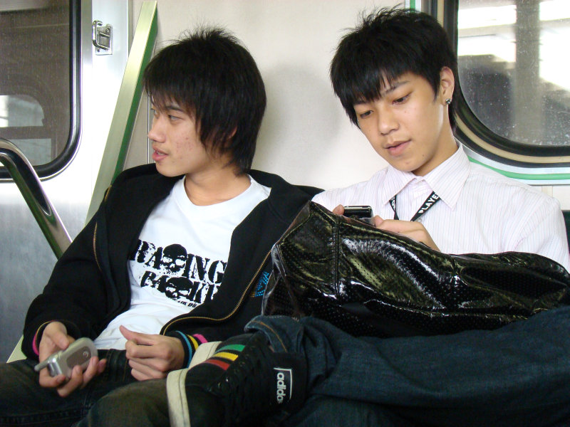 台灣鐵路旅遊攝影電車-區間車交談的旅客2008攝影照片78