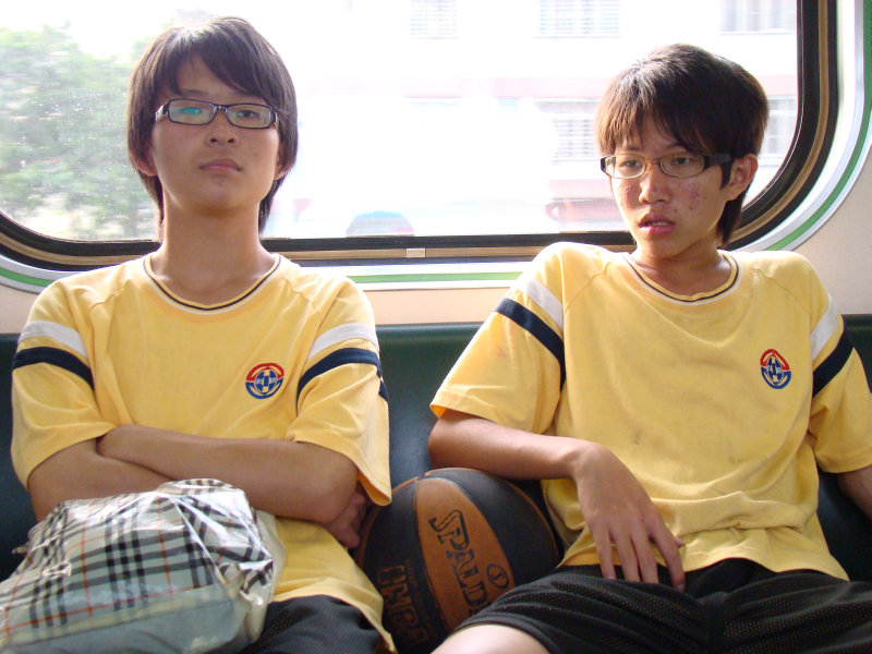 台灣鐵路旅遊攝影電車-區間車交談的旅客2008攝影照片118