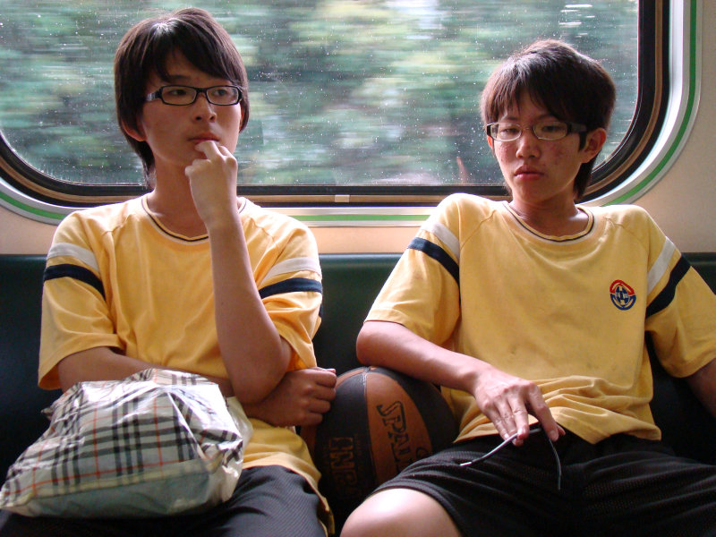 台灣鐵路旅遊攝影電車-區間車交談的旅客2008攝影照片119