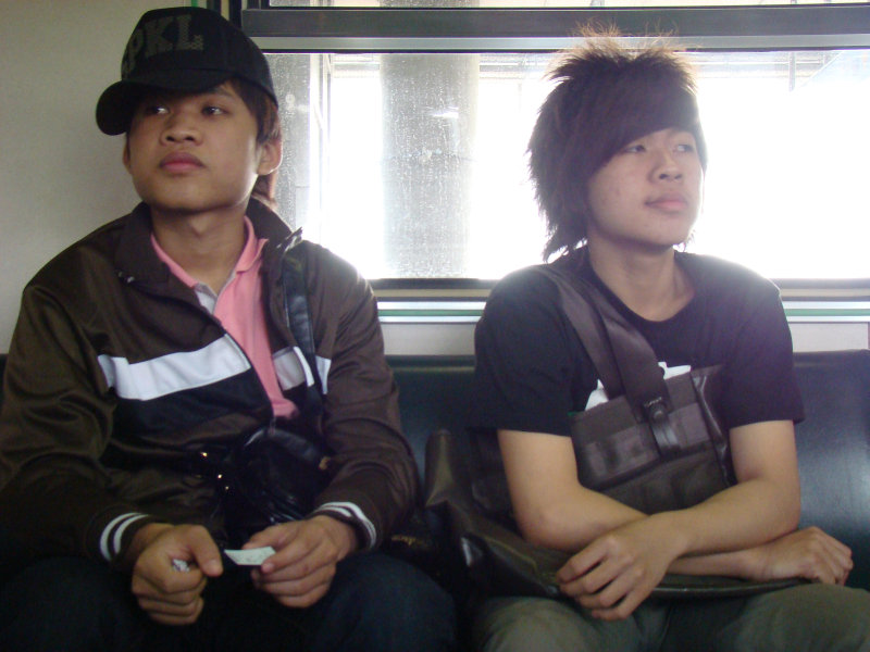 台灣鐵路旅遊攝影電車-區間車交談的旅客2008攝影照片121