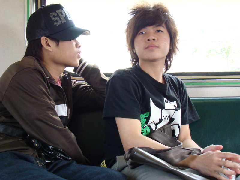 台灣鐵路旅遊攝影電車-區間車交談的旅客2008攝影照片122