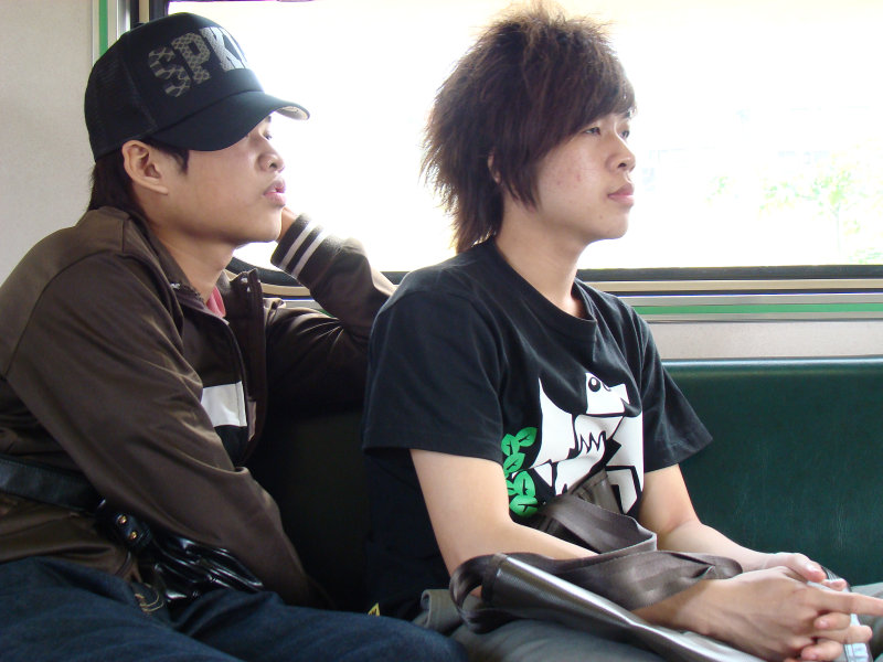 台灣鐵路旅遊攝影電車-區間車交談的旅客2008攝影照片123