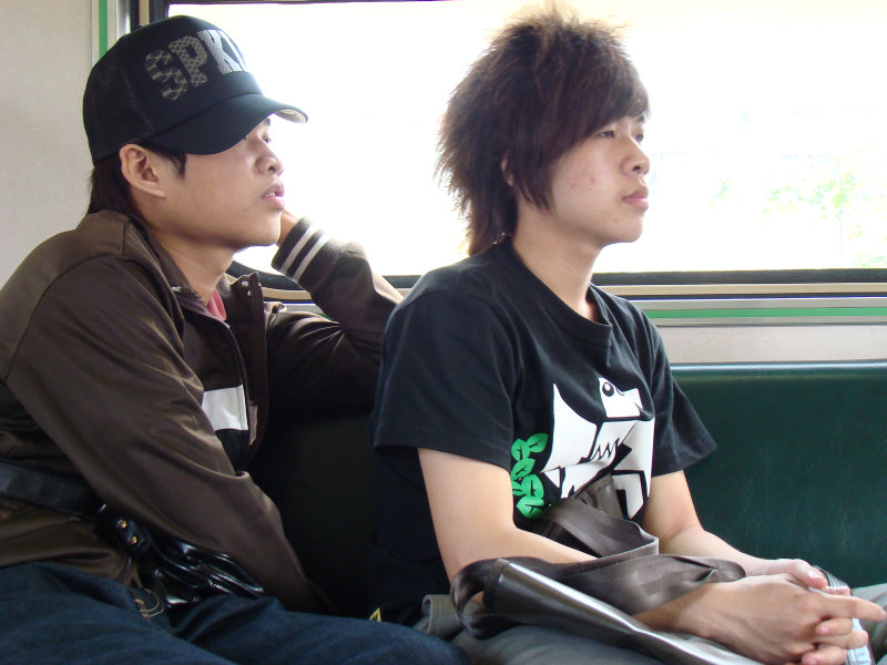 台灣鐵路旅遊攝影電車-區間車交談的旅客2008攝影照片124