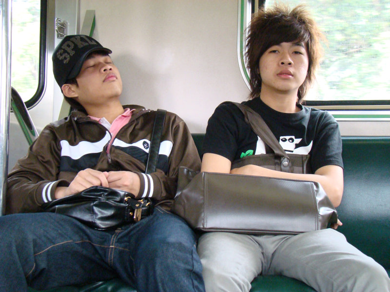台灣鐵路旅遊攝影電車-區間車交談的旅客2008攝影照片125