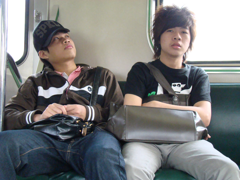 台灣鐵路旅遊攝影電車-區間車交談的旅客2008攝影照片126