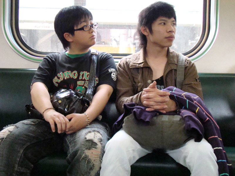 台灣鐵路旅遊攝影電車-區間車交談的旅客2008攝影照片128