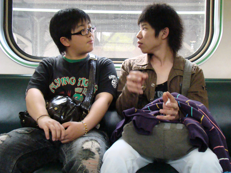 台灣鐵路旅遊攝影電車-區間車交談的旅客2008攝影照片129