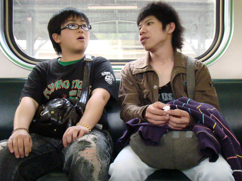台灣鐵路旅遊攝影電車-區間車交談的旅客2008攝影照片130