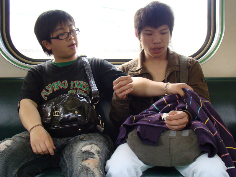 台灣鐵路旅遊攝影電車-區間車交談的旅客2008攝影照片132
