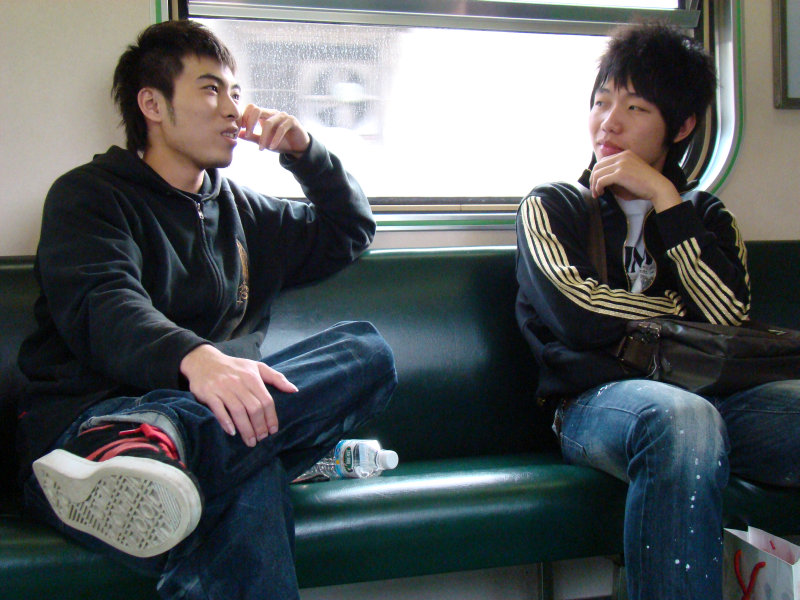 台灣鐵路旅遊攝影電車-區間車交談的旅客2008攝影照片133