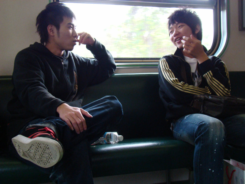 台灣鐵路旅遊攝影電車-區間車交談的旅客2008攝影照片134