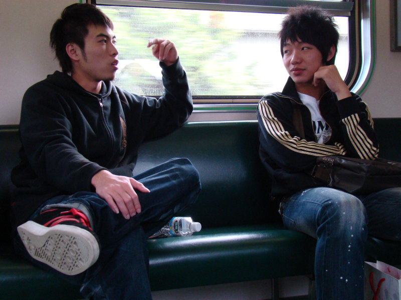 台灣鐵路旅遊攝影電車-區間車交談的旅客2008攝影照片135