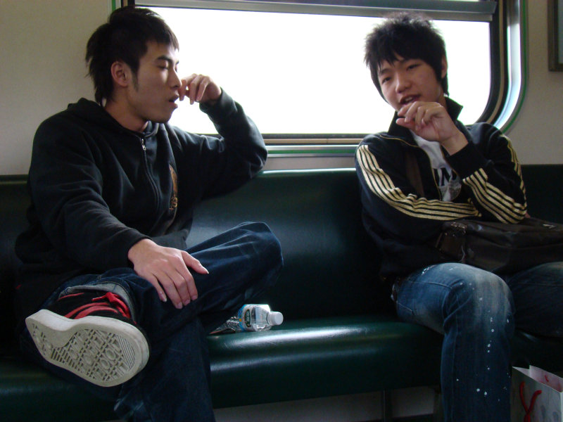 台灣鐵路旅遊攝影電車-區間車交談的旅客2008攝影照片136