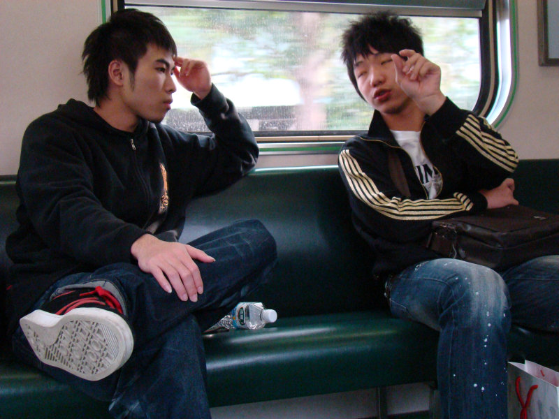 台灣鐵路旅遊攝影電車-區間車交談的旅客2008攝影照片137
