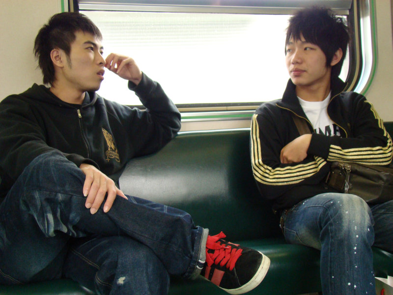 台灣鐵路旅遊攝影電車-區間車交談的旅客2008攝影照片144