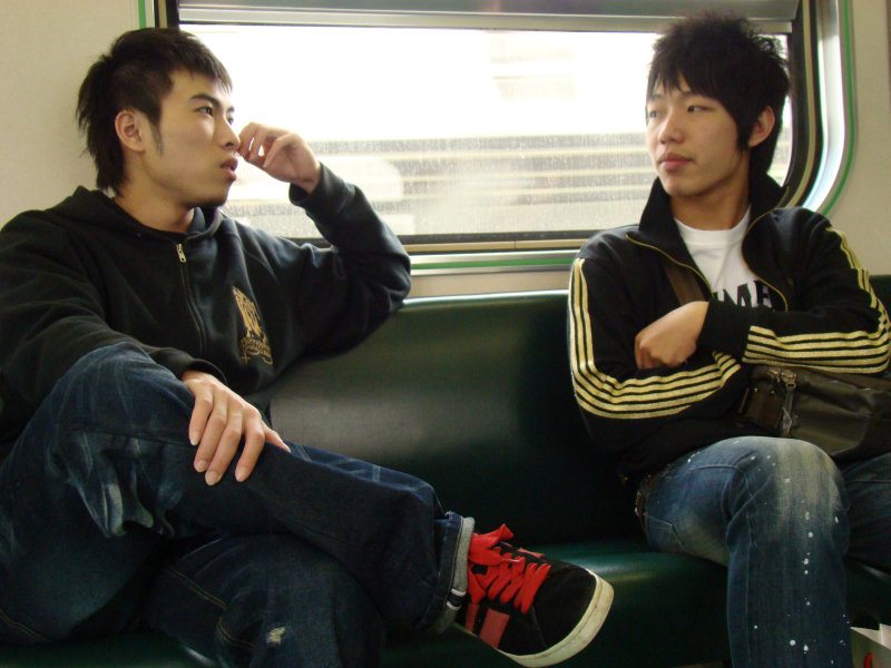 台灣鐵路旅遊攝影電車-區間車交談的旅客2008攝影照片145