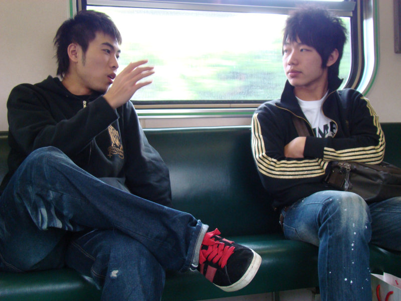 台灣鐵路旅遊攝影電車-區間車交談的旅客2008攝影照片146