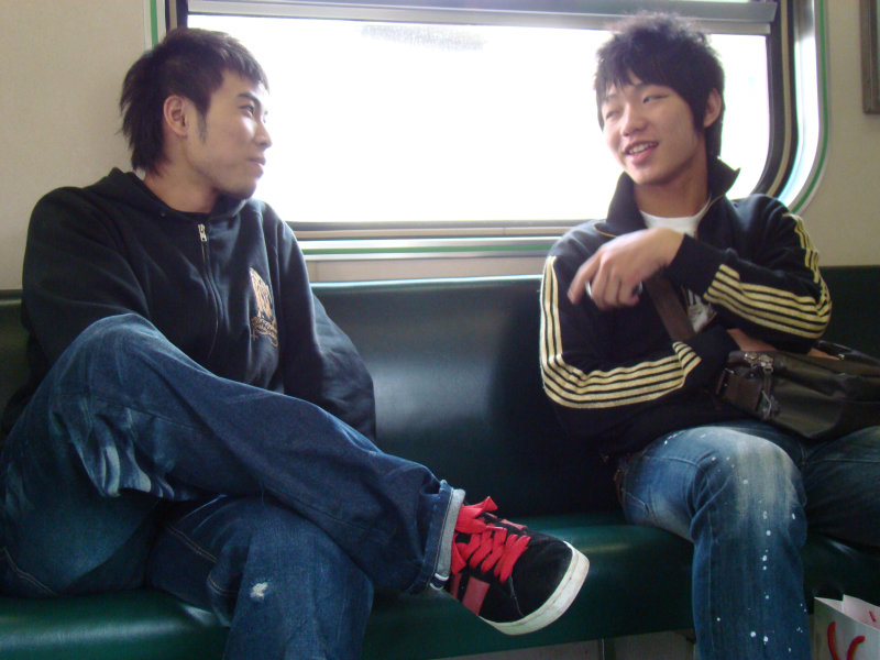 台灣鐵路旅遊攝影電車-區間車交談的旅客2008攝影照片147