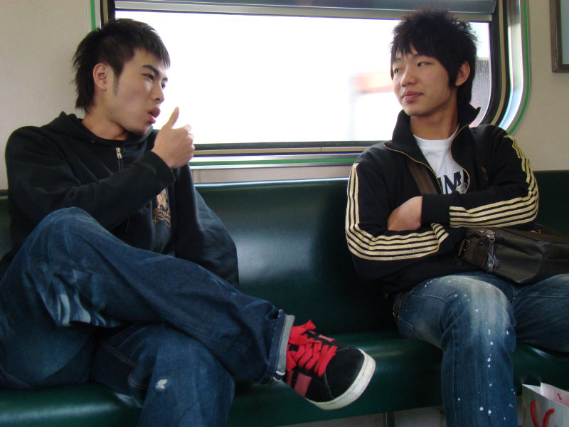 台灣鐵路旅遊攝影電車-區間車交談的旅客2008攝影照片149