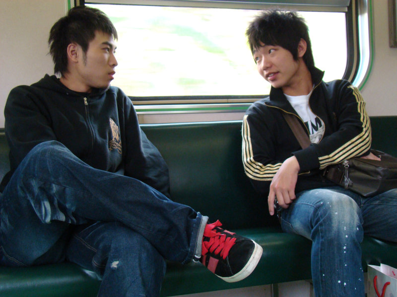 台灣鐵路旅遊攝影電車-區間車交談的旅客2008攝影照片150